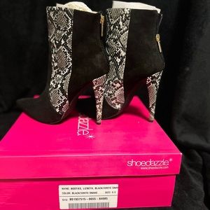 🖤🤍8.5 Black/white Snake Booties🖤🤍